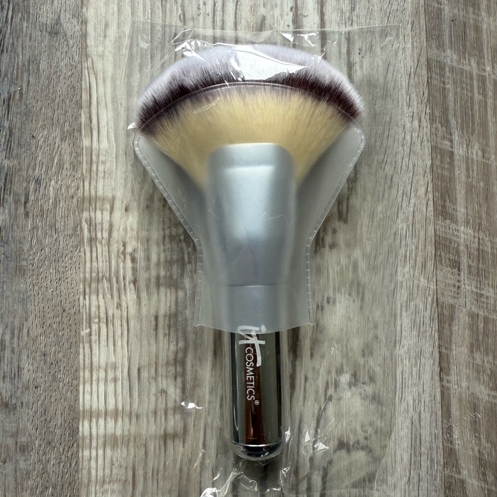 IT Cosmetics Silver and Cream Fan Brush KETN0W
